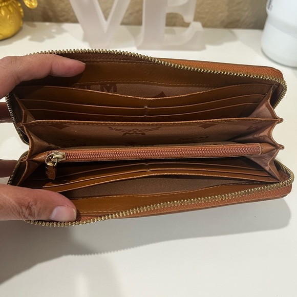 MCM COGNAC ZIPPERED WALLET - Picture 13 of 16